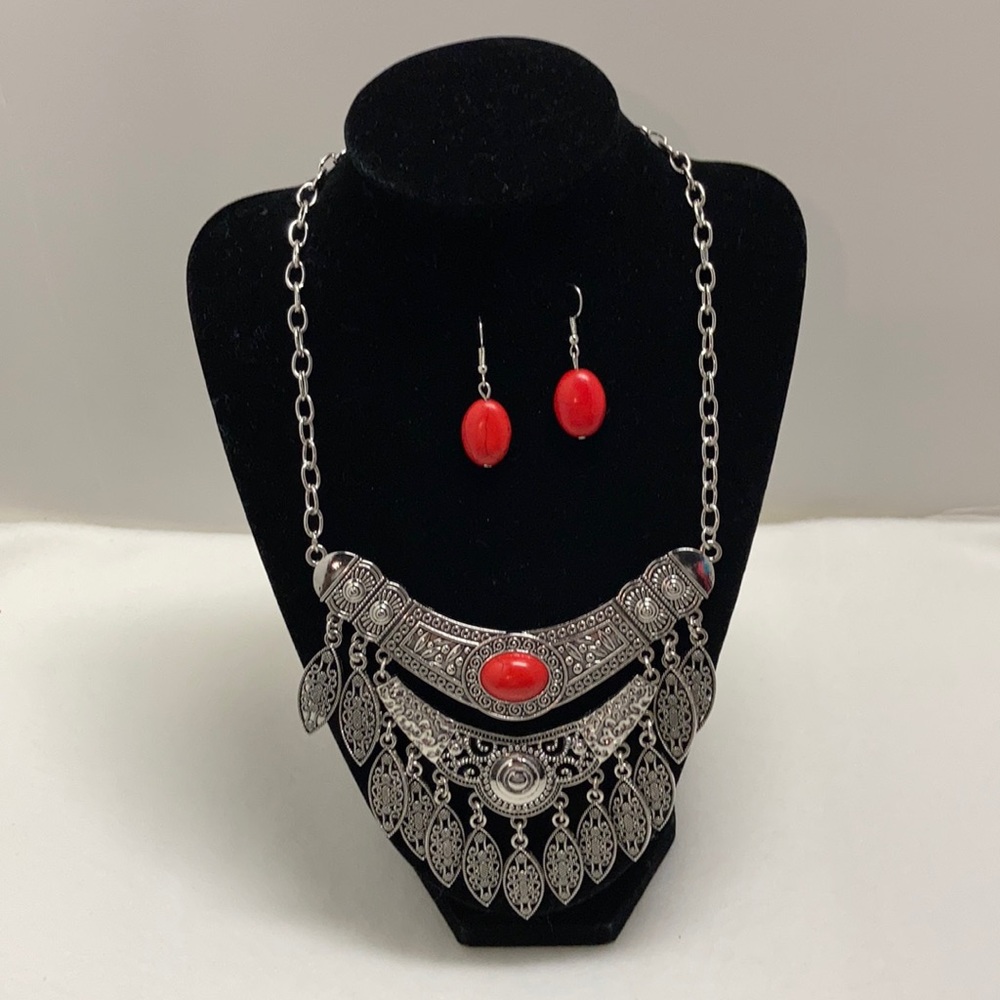 NWT Bo Ho Sivertone Necklace and Earring set.